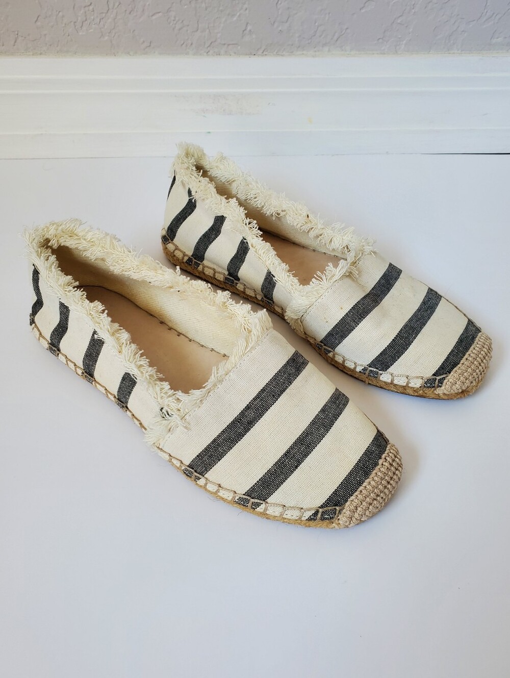 Gianni Bini Cream & Black Canvas Striped Fringe Espadrille Flats Size 6